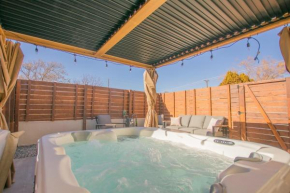 Terracotta Suite at ArnoTriplex! Hot Tub and Pet Friendly!
